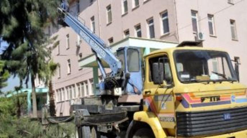 Akdeniz Belediyesi Okul Bah&ccedil;elerini Bakımdan Ge&ccedil;iriyor