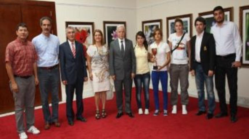 Şampiyon Kızlar Kupayı Aldırmaz&rsquo;a Verdi