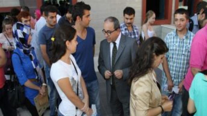 Rekt&ouml;r Bağcı Kayıt Olan &Ouml;ğrencileri Dinledi