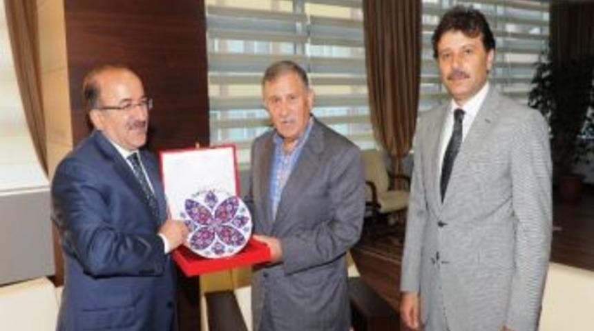 Yıldırım Akbulut, Trabzon Belediyesini Ziyaret Etti