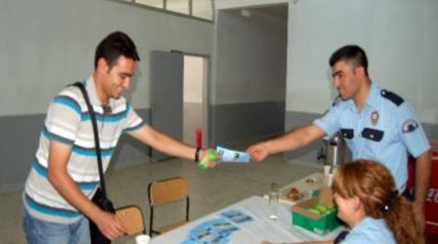 Polisten &Ouml;ğrencilere Broş&uuml;rl&uuml; Uyarı