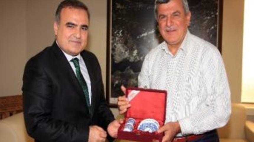 Hukuk Fak&uuml;ltesi Yeni Dekanı Karaosmanoğlu'nu Ziyaret Etti