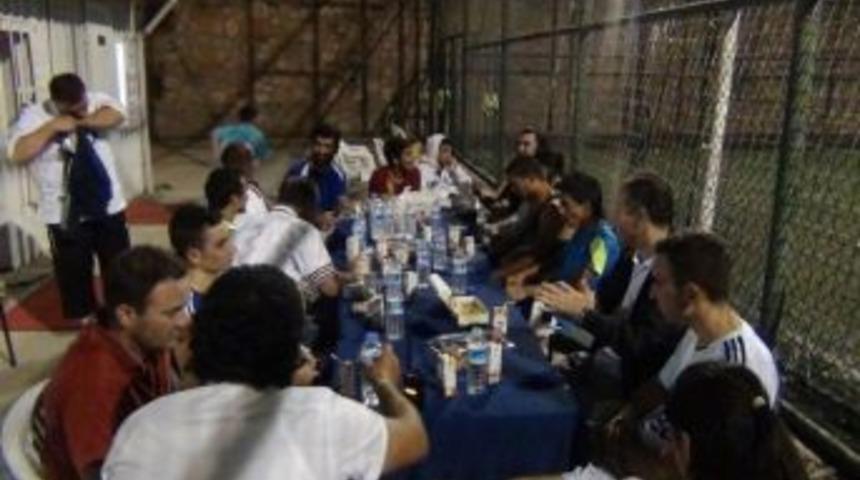 Polisler Sevgi Evlerindeki &Ccedil;ocuklarla Top Oynadı