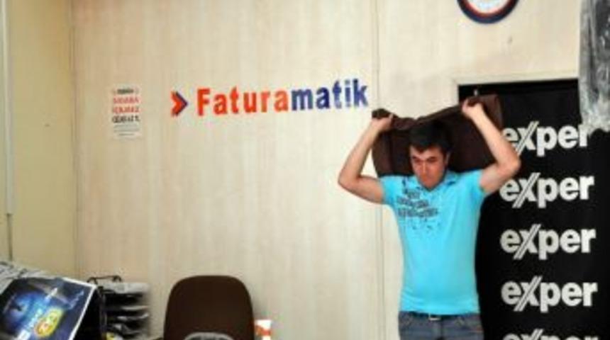 Sivas'ta Arı İstilası Esnafa Zor Anlar Yaşattı