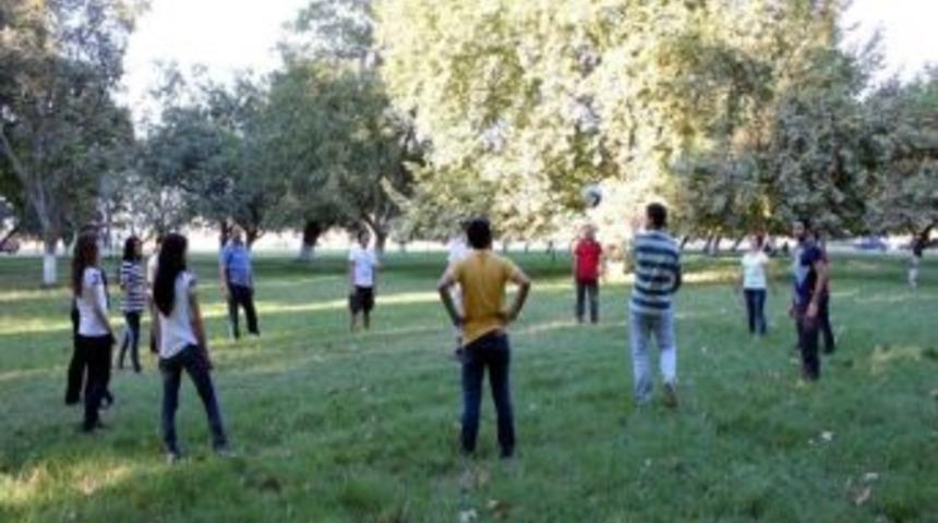 Bigadi&ccedil;&rsquo;de &Uuml;niversiteliler Piknikte Buluştu