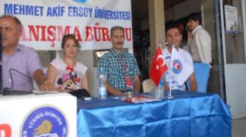 Mak&uuml; &Ouml;ğrencisini Otogarda Karşılıyor