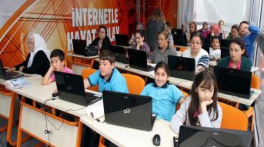 'İnternetle Hayat Kolay' Eğitim TIR'ı İzmir Fuarı'nda