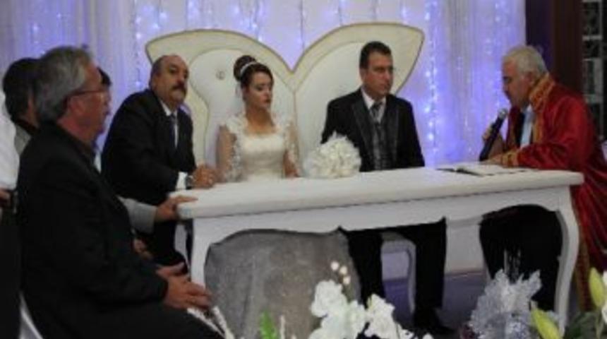 Gazeteci Pak Evlendi