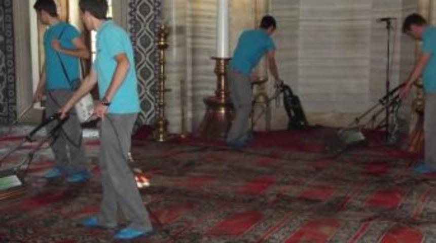 Belediye Ekipleri Selimiye Camisinde Temizlik Yaptı