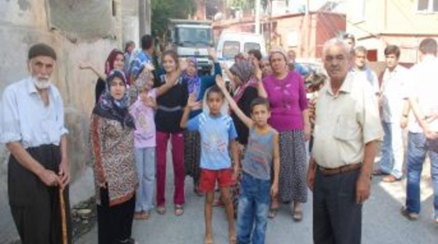 &Ouml;ğrenci Ve Veliler, Kamyonların Ge&ccedil;tiği Yolda Eylem Yaptı