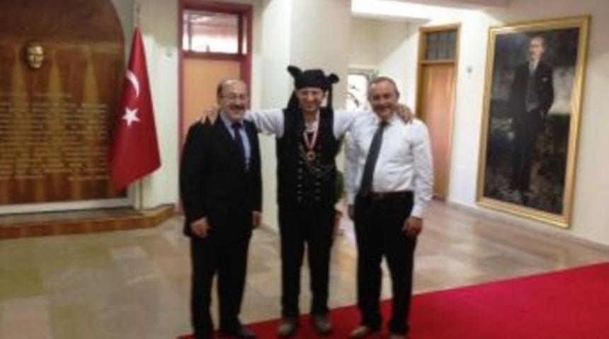 Kemen&ccedil;e Sanat&ccedil;ısına Vali&rsquo;den Madalya