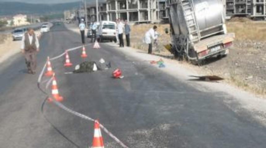 Kamyonun Altına Giren Motosikletli Hayatını Kaybetti