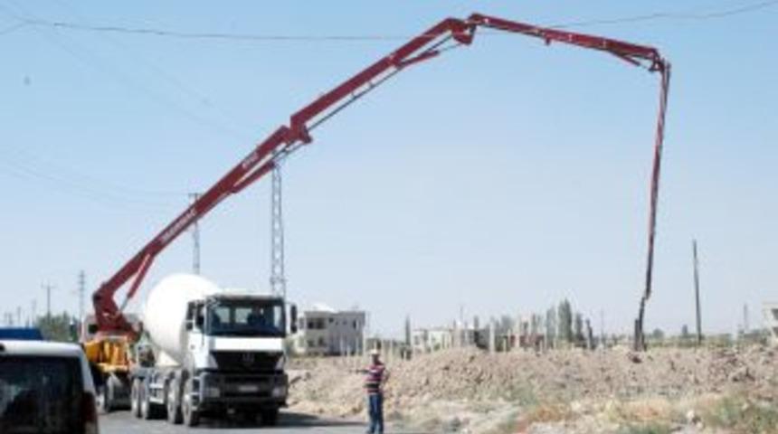 Beton D&ouml;ken Iş&ccedil;iyi Elektrik &Ccedil;arptı