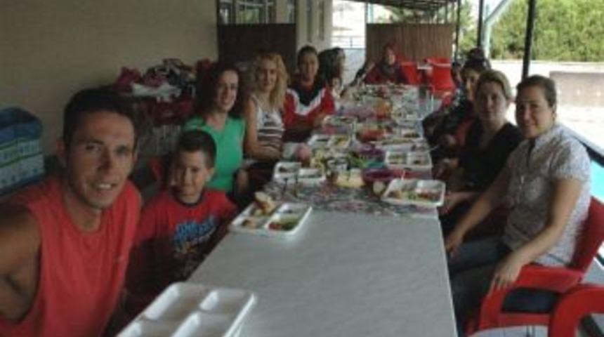 Annelerin Havuz Dayanışması