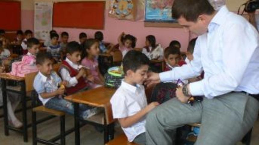 Kulp Kaymakamı Maraşlı, Okula Başlayan &Ccedil;ocuklara &Ccedil;ikolata Ve Şeker Dağıttı