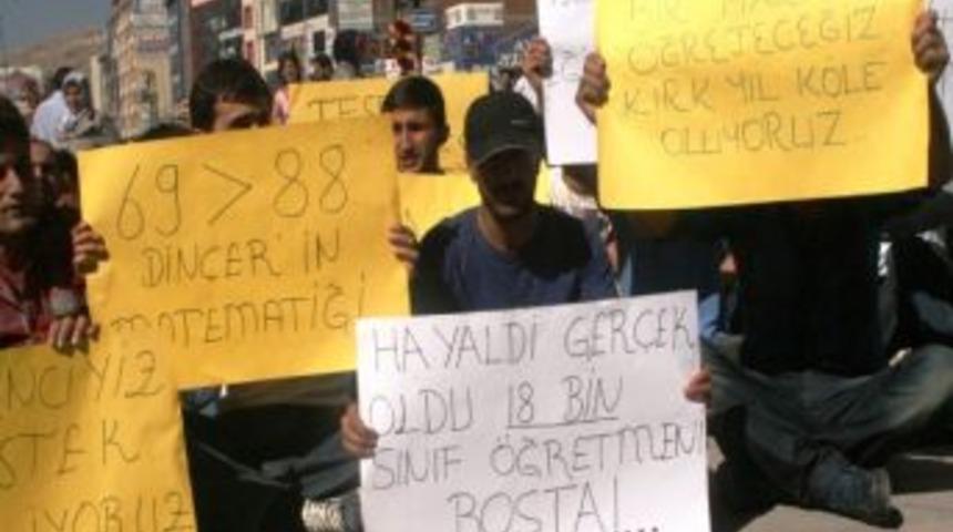 &Ouml;ğretmenlerden Oturma Eylemi