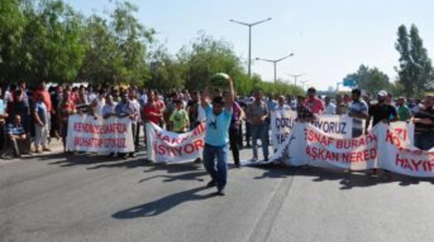 Hal esnafı eylem yapıp yol kapattı