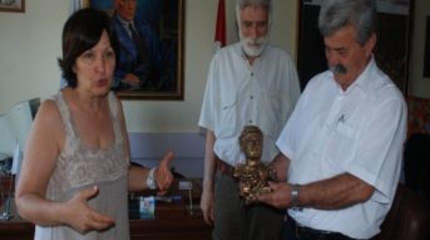 Nazım Vakfı'ndan Başkan &Ouml;zg&uuml;ven'e Teşekk&uuml;r