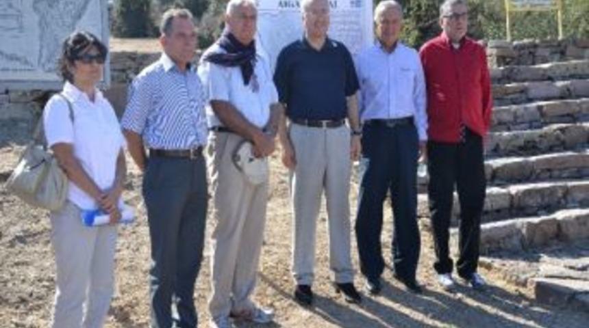 Manisa Valisi Halil İbrahim Daş&ouml;z Aigai Kenti Kazı &Ccedil;alışmalarını İnceledi