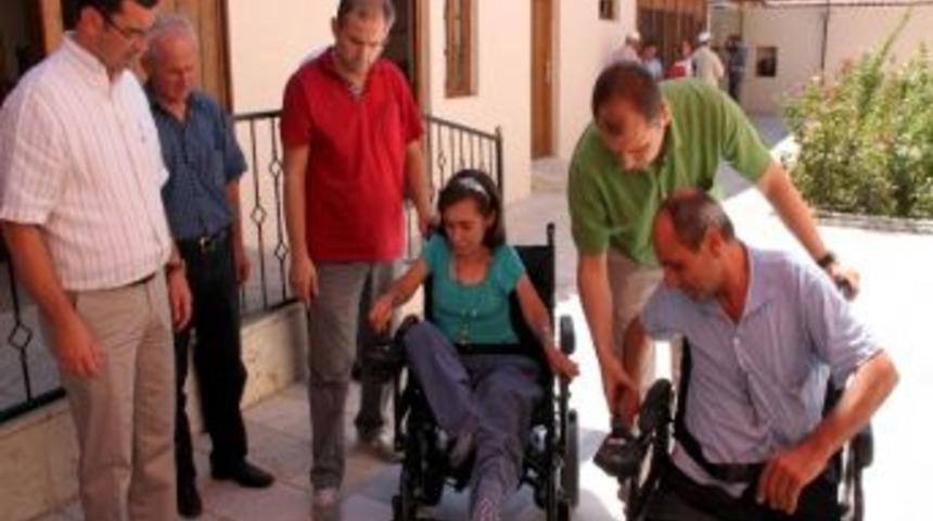 Başkan G&ouml;nen&ccedil;&rsquo;ten Engelli Vatandaşlara Ak&uuml;l&uuml; Sandalye