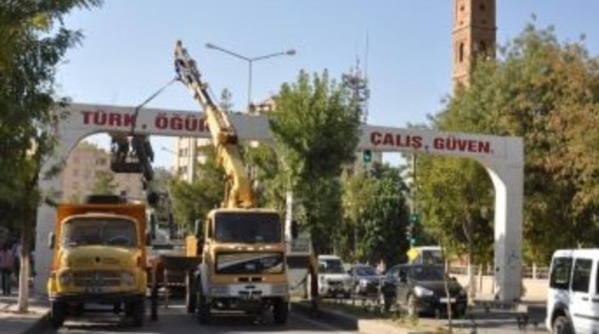 Siirt&rsquo;te &ldquo;t&uuml;rk, &Ouml;ğ&uuml;n, &Ccedil;alış, G&uuml;ven&rdquo; Yazılı Kemer Kaldırıldı