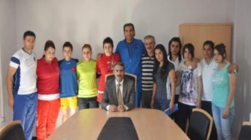 Bayanlar Hentbol Takımı S&ouml;zleşme İmzaladı