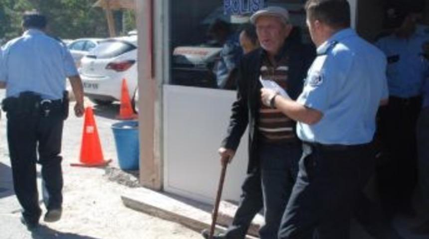 Maaşını Kaptıran Yaşlı Adam G&ouml;zyaşına Boğuldu