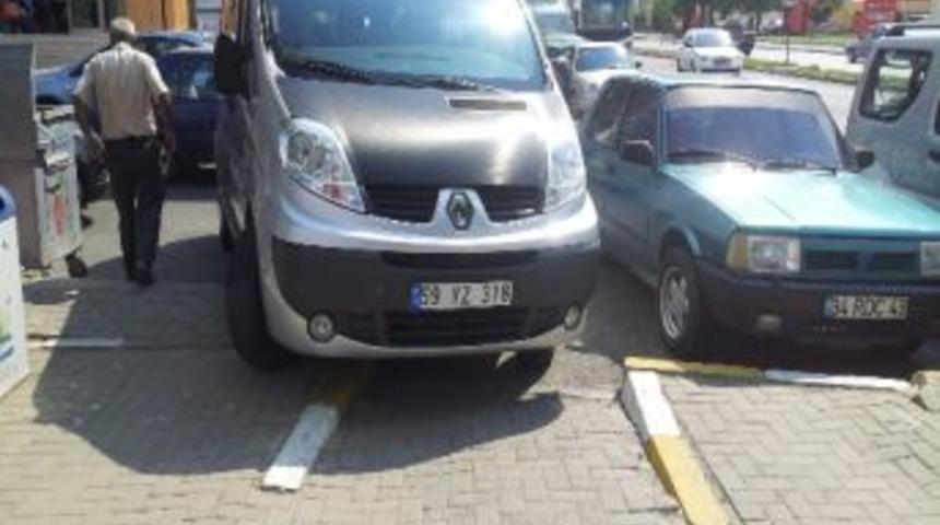 Kaldırımlara Ve Engelli Ge&ccedil;işlerine Park Eden S&uuml;r&uuml;c&uuml;ler Tepki &Ccedil;ekiyor