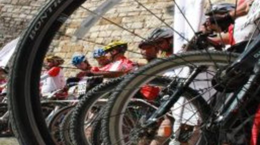 Kuruluştan Kurtuluşa Bisiklet Turunun &Uuml;&ccedil;&uuml;nc&uuml; Etabı Bursa Tophane&rsquo;den Başladı