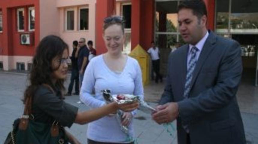 Hakkari'ye Atanan &Ouml;ğretmeler G&uuml;lle Karşılandı