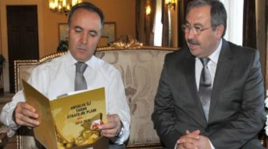Vali Altıparmak Antalya Tarım Stratejik Planı'nı Beğendi
