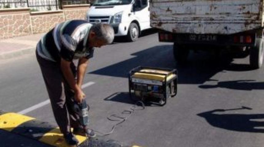 Yoldaki Kasisler Vatandaşın Canını Yakıyor