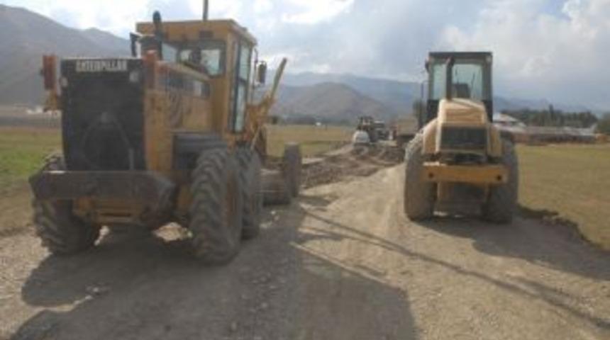 Y&uuml;ksekova&rsquo;da Hasarlı Yol Onarım &Ccedil;alışması