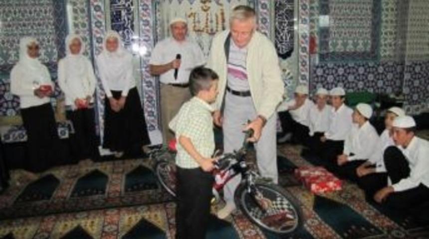 Kur&rsquo;an Kursu &Ouml;ğrencilerine Cemaatle Namaz Kılma Hediyesi