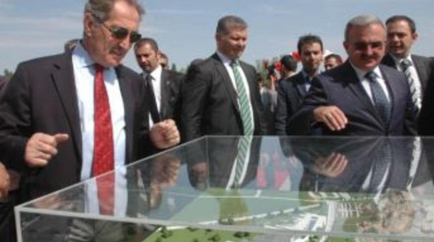 K&uuml;lt&uuml;r Ve Turizm Bakanı Ertuğrul G&uuml;nay Van&rsquo;da