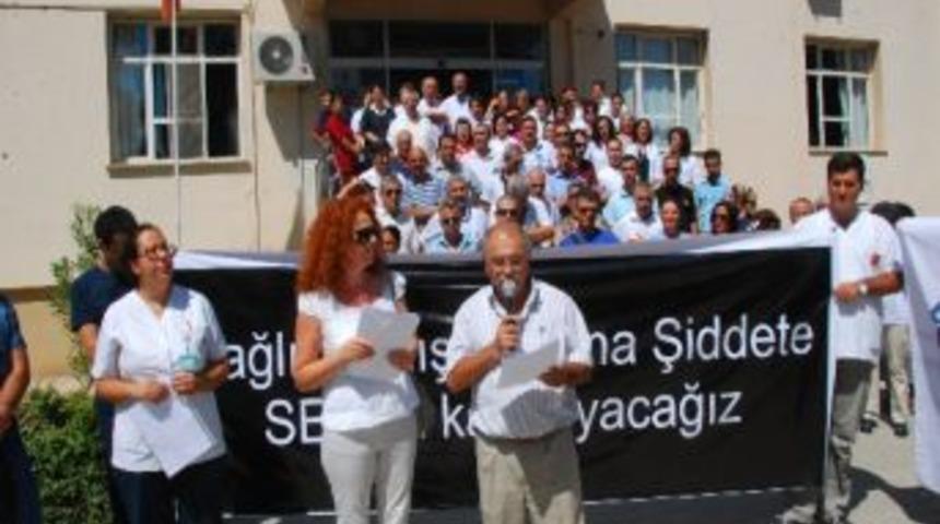 Darp Edilen Sağlık &Ccedil;alışanları İ&ccedil;in Eylem D&uuml;zenlediler
