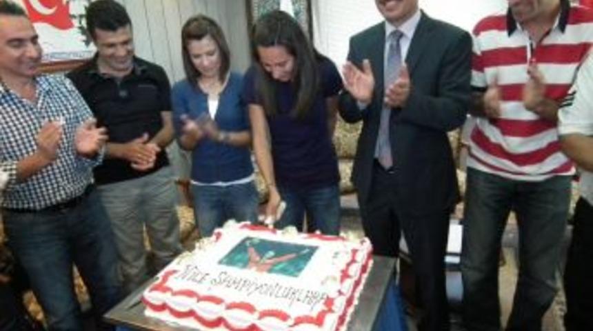 Olimpiyat Şampiyonu Aslı &Ccedil;akır&rsquo;a Şampiyonluk Pastası