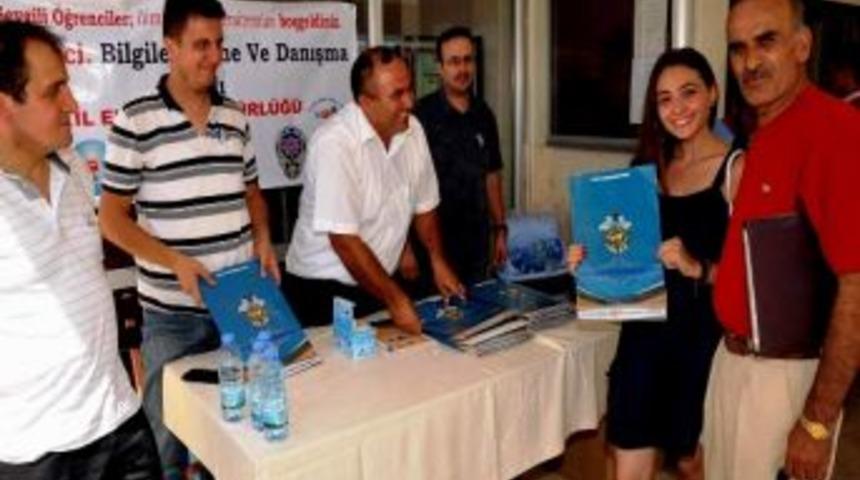Polisten Ad&uuml;&rsquo;n&uuml;n Yeni &Ouml;ğrencilerine Danışmanlık Hizmeti
