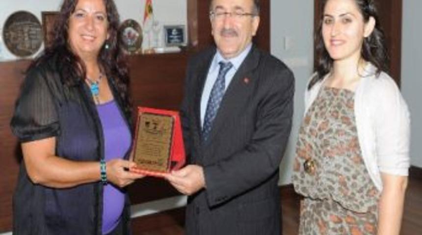 Kadın Sanat&ccedil;ılardan G&uuml;mr&uuml;k&ccedil;&uuml;oğlu&rsquo;na Teşekk&uuml;r