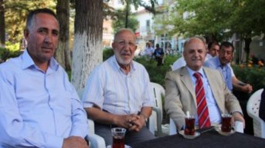 Vali, K&ouml;y Pazarından Alışveriş Yapıp Vatandaşla Oturup &Ccedil;ay İ&ccedil;ti