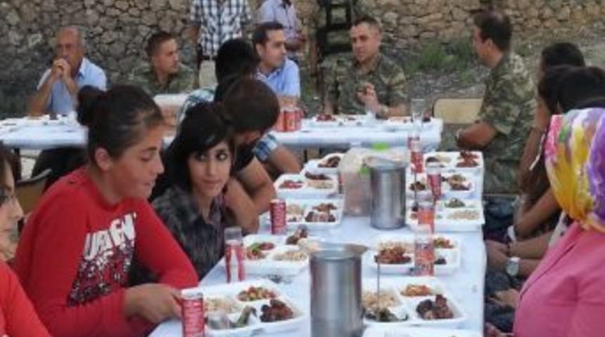 Askerden &Uuml;niversete &Ouml;ğrencilerine Moral Yemeği