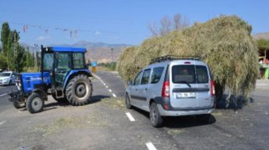Şenkaya&rsquo;da Otomobil Ot Y&uuml;kl&uuml; Trakt&ouml;re &Ccedil;arptı