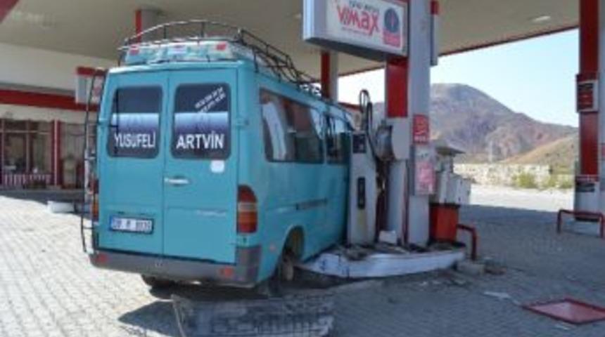 Minib&uuml;s Akaryakıt İstasyonuna Girdi
