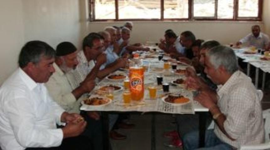 Morg İnşaatında Emeği Ge&ccedil;enlere Yemek Verildi
