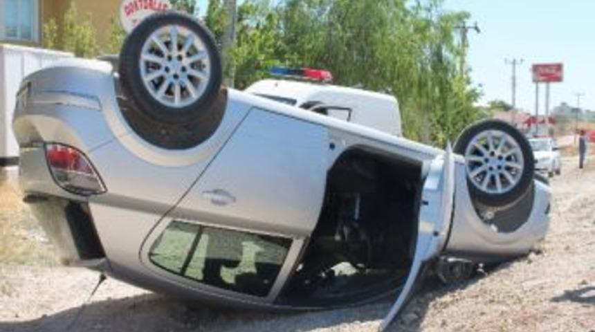 Takla Atan Otomobilde &Uuml;&ccedil; Kişi Yaralandı