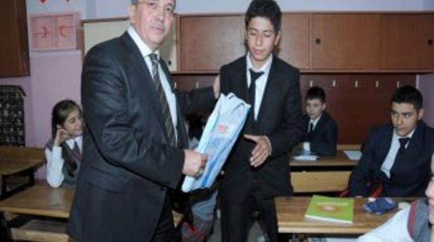 Pursaklar'da &Ouml;ğrencilerin Kırtasiyeleri Belediyeden