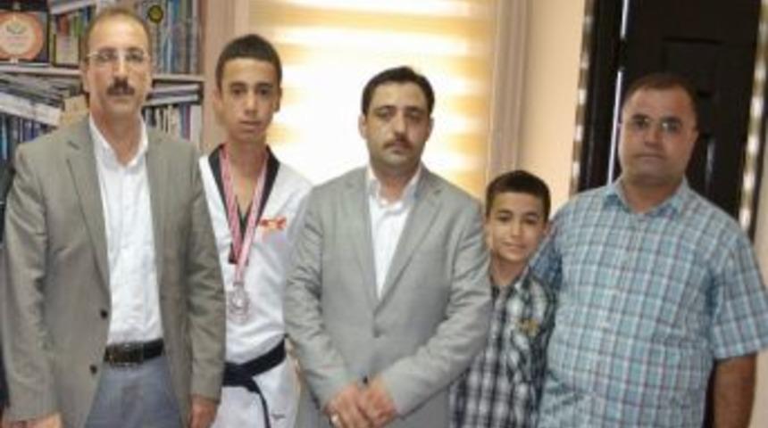 Başarılı Sporcular Altınla &Ouml;d&uuml;llendirildi