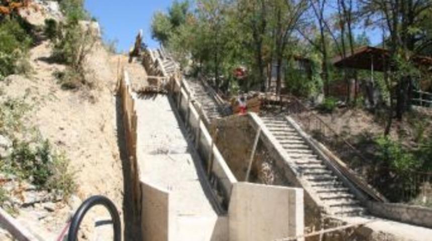 Y&uuml;r&uuml;yen Merdiven &Ccedil;alışmaları Hız Kazandı