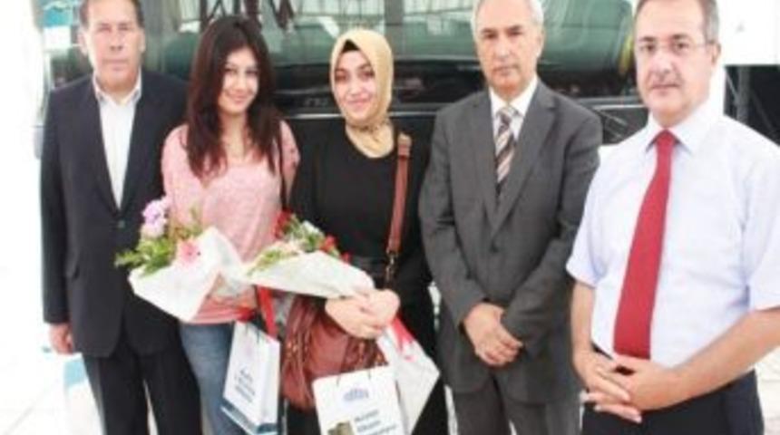 Malatya&rsquo;da &Ouml;ğretmenlere &Ccedil;i&ccedil;ek Ve Kayısılı Karşılama