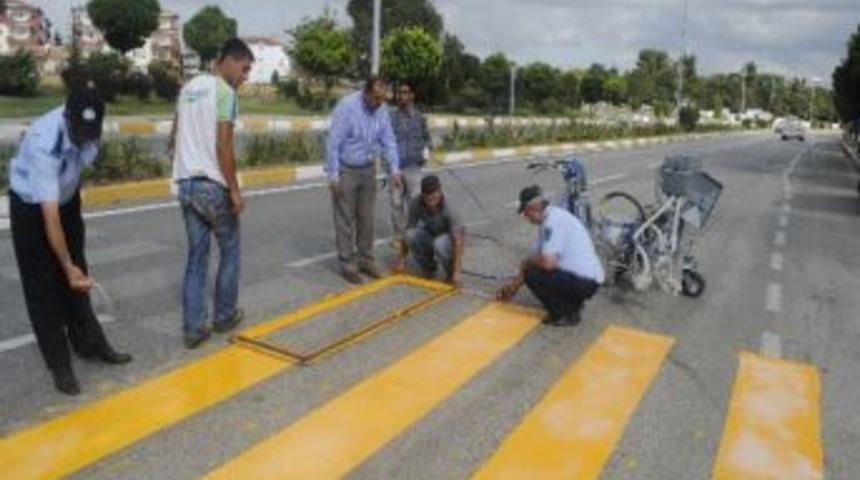 Yol Ve Yaya Ge&ccedil;idi &Ccedil;izgi &Ccedil;alışmaları S&uuml;r&uuml;yor